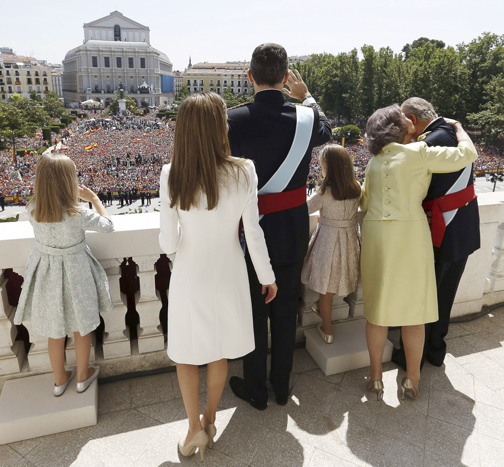 Felipe VI y Letizia - Página 3 Proclamacion-balcon8--a