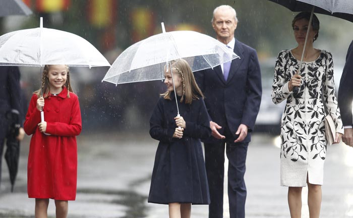 AGENDA DE SM. REYES FELIPE y LETIZIA  - Página 27 Desfile10z-z