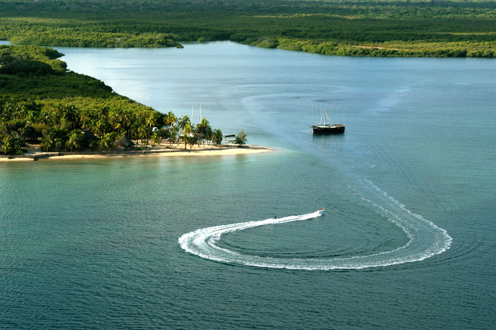 PLANETA  AGUA ..... - Página 22 A_Manda-Bay-waterskiin-a