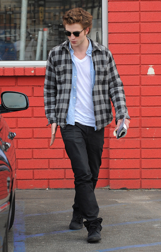 Robert Pattinson: Tema Principal - Página 5 111509_rpattinson_plaid_gallery_FP_2177880_Pattinson_Robert_RGO_0509091