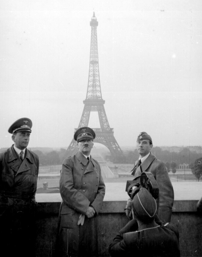 Un dia como hoy: 12 de Mayo [bbc & wikipedia] Hitler%20in%20Paris