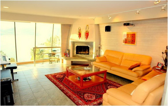 جولة داخلية بالصور  Living-room-natural-light-582x368