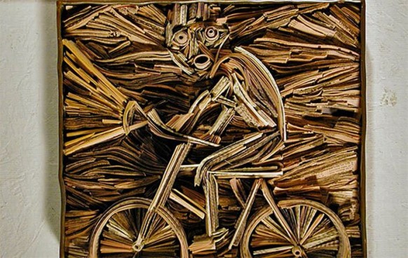 اروع لوحات فنية بالكتب و الورق Bicycle-newspaper-sculpture-582x368