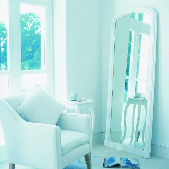 ديكور منزل ابيض White-Room-white-club-chair-582x581