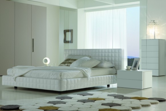 غرف نوم من evinco All-white-bedroom-582x389