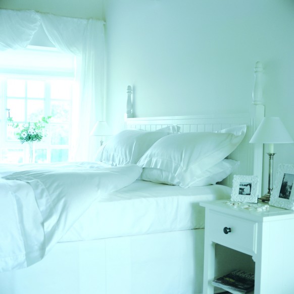 ديكور منزل ابيض White-bedroom-decor-582x583