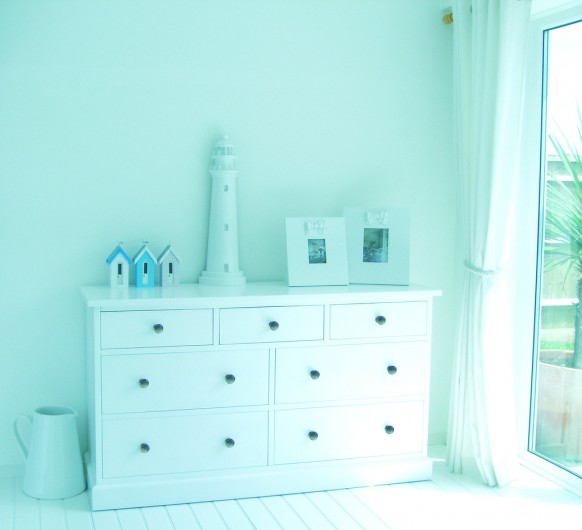 ديكور منزل ابيض White-room-beautiful-dresser-582x530