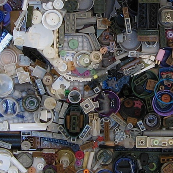 الغريب وغير الألوف فى الديكورات.....ديكورات مفتكسه Self-portrait-detail-of-junk-art-582x582