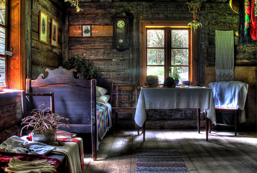 Description Cottage-interiors-antique-bed