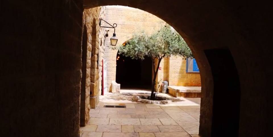 بالصور | شارع منذ العصر الرومانيّ في قلب القدس 10407912_678897965492111_6641106932390118387_n