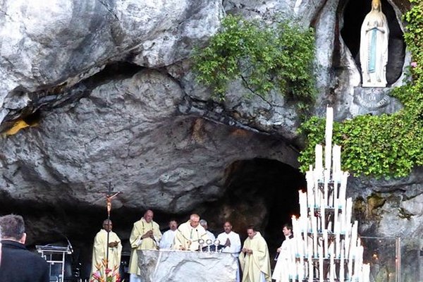 ✟Le Chapelet à Lourdes✟ - Page 13 Grotte-lourdes