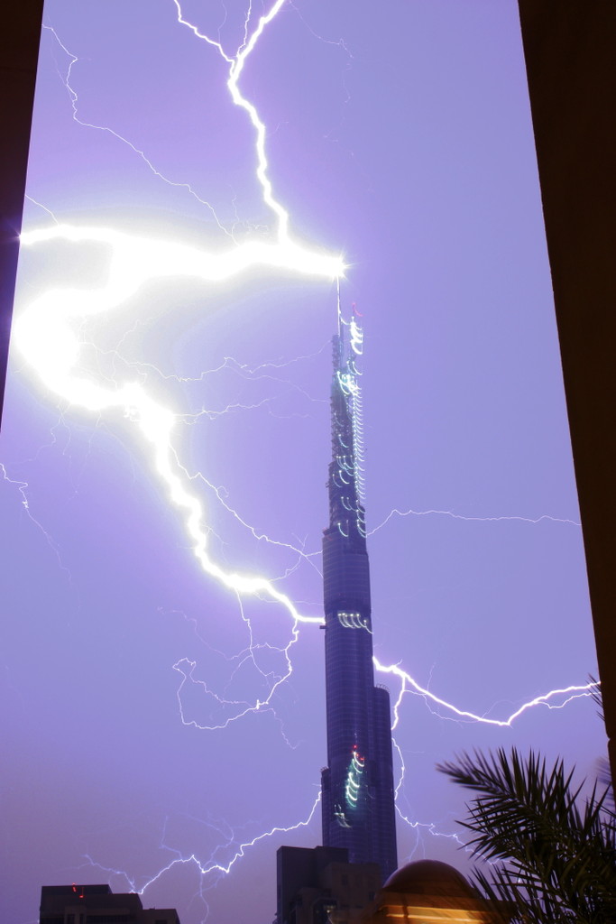 صواعق رعدية تضرب برج دبي العالمي C7fb8d0311