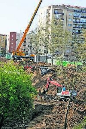 Un socavón "se traga" un camión de gran tonelaje en Badajoz 1505357