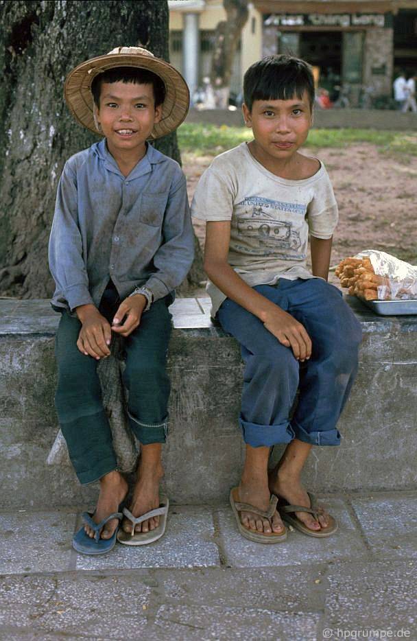 Tuổi thơ của Xóm nước đen Vietnam_1991_00647