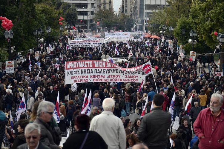 les photos d'actus - l'info en résumé - Page 8 689633-des-manifestants-contre-l-austerite-dans-les-rues-d-athenes-le-1er-novembre-2014