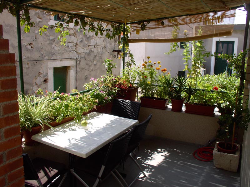 Cvjetni balkoni - Page 2 09-terrace-with-flowers