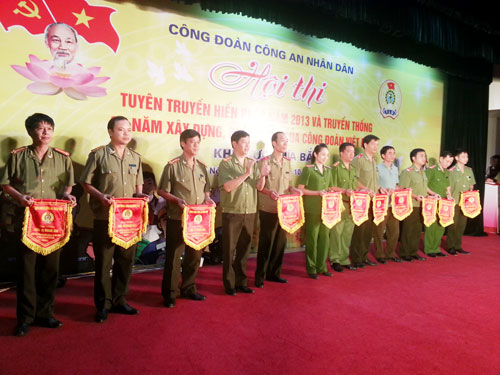 Công đoàn Học viện CSND giành giải Nhất hội thi “Tuyên truyền Hiến pháp năm 2013 và Truyền thống 85 năm xây dựng, phát triển của Công đoàn CAND” (Khu vực phía Bắc) 14.10%20Hoi%20thi%20Cong%20doan%20CAND%20(2)