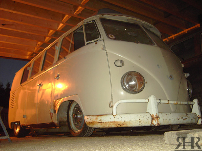 1959 VW type 2 Kombi on Air belonging to Cheers Lowfront2