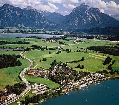 السياحة في ألمانيا بين جمال الطبيعة وصخب الحياة  Scenic_hopfensee_fussen