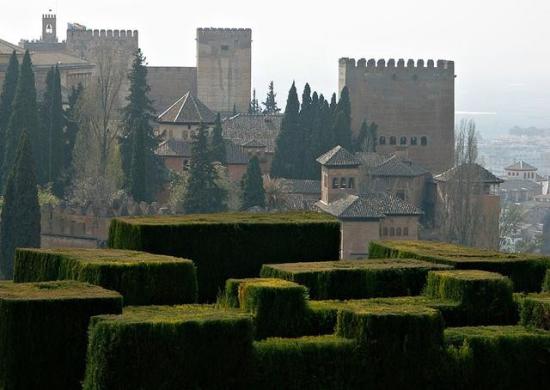 لماذا اختفت الهوية الاسلاميه من اسبانيا نهائيا Alhambra-hedges-granada-spain