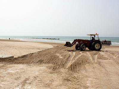 macchina pulizia arenile spiaggia Pulizia-delle-spiagge-mezzi-meccanici-al-lavoro-in-azione-le-46257.660x368