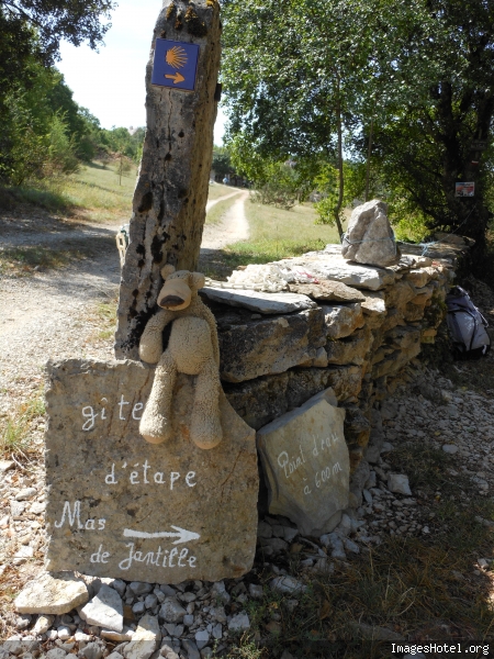 Hey, les pélérins, plus que 10 kms avant le gîte ;) Saintjacquesdecompostellefigeacmoissac057