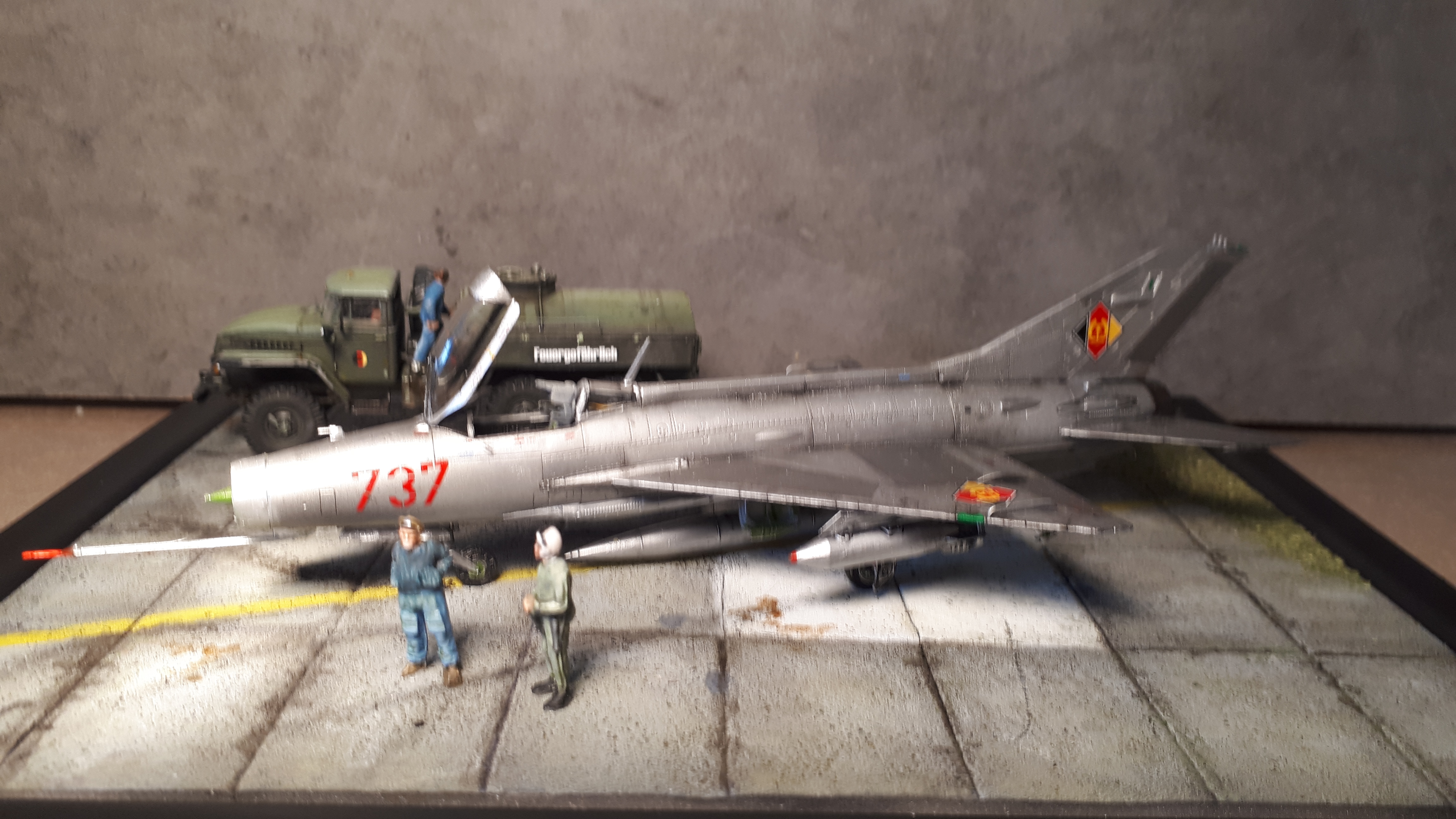 diorama:Mig 21F-13 Fishbed camion ATZ [revell et icm] [terminé] 20190909155350