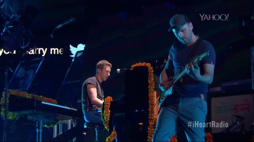 Coldplay - iHeartRadio Music Festival (2015) HD 720p Vlcsnap-00001