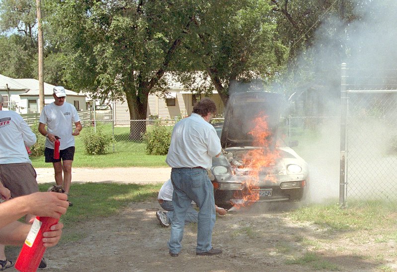 Hot Porsche : Les Porsche les + hot Louie_Ott_Using_fire_Extinguisher-1