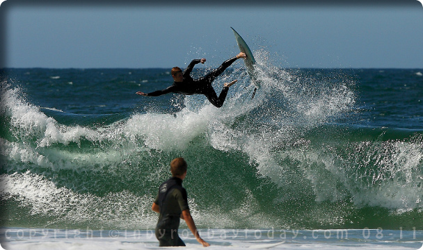 XTRA POD du mardi 30 aout 2011: Breaking 290811_5_surfing_byron_bay