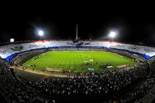 CLUB NACIONAL DE FOOTBALL Plus-grand-drapeau-stade