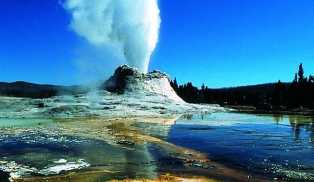 SEGUIMIENTO DEL SUPERVOLCÁN YELLOWSTONE , UN PELIGRO LATENTE . - Página 16 Yellowstone-Volcano-Eruption-640x371