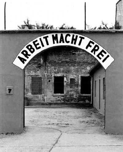 Tout a pour un soldat... et le monde se tait - Page 13 Arbeit_macht_frei_terezin