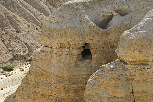 Les manuscrits de la mer Morte : cinquante ans d'aventures archéologiques Qumran-la-grotte-aux-Manuscrits-mer-morte