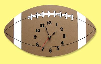 إكسيسوارات لغرف البنات 100329-Football-Clock_b