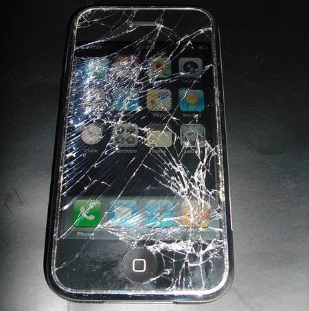 13.08.09 - Le explota el iphone en la cara Iphone-crash
