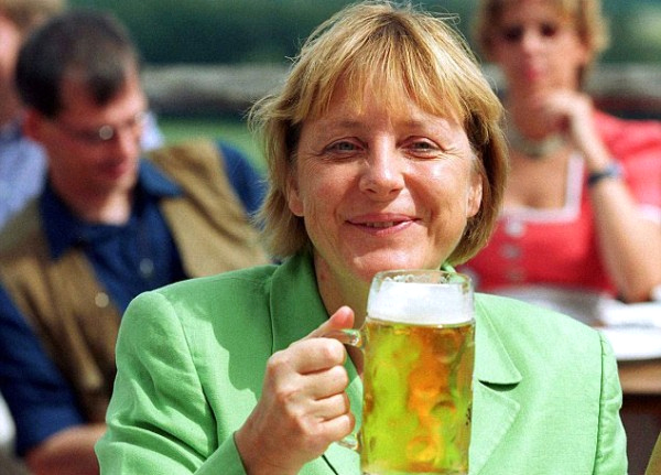 Международни новини 3 - Page 12 Merkel_beer