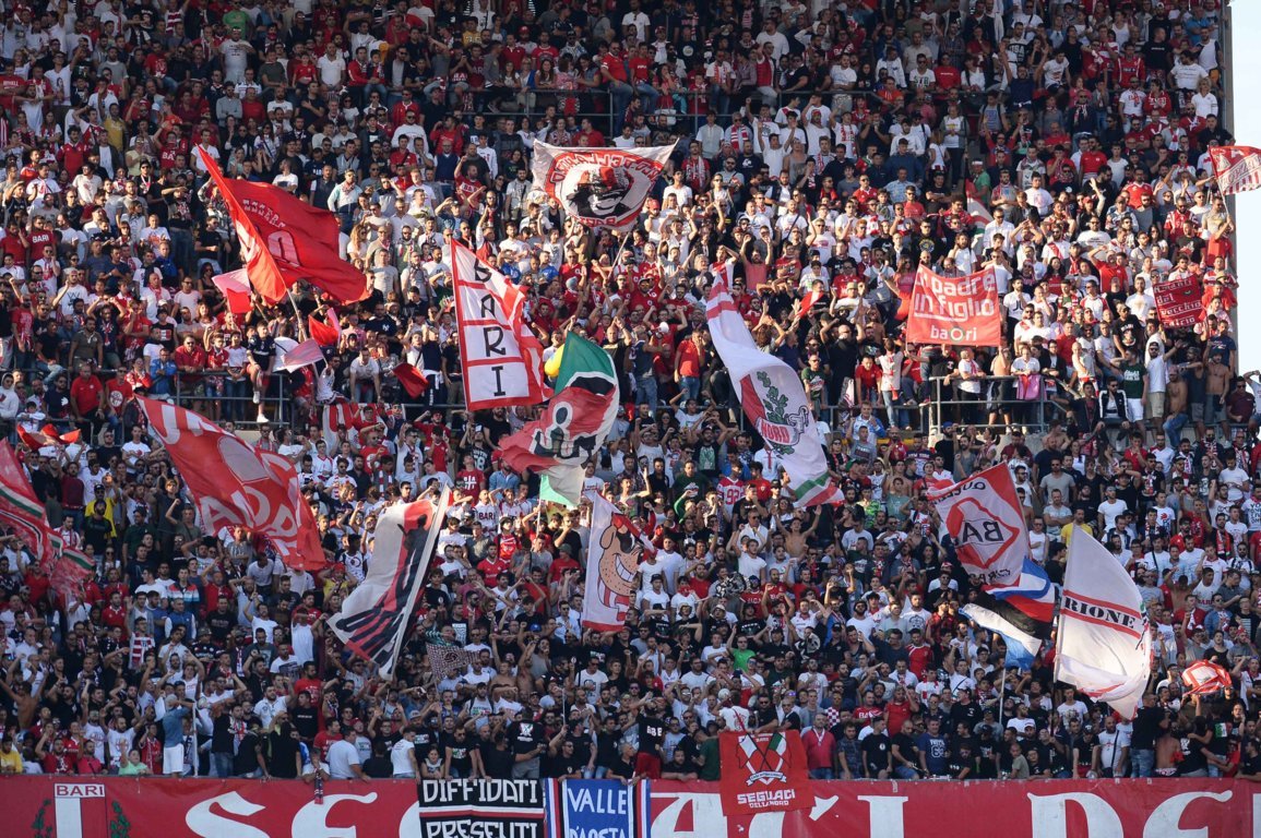 30/09/15 - Record di spettatori e abbonati, al Bari il campionato del tifo Bari-avellino-curva-nord-FILEminimizer