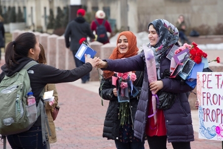 Studentet e Universitetit të Bostonit bartin hixhabin për një ditë 1_1364902262