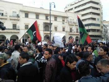 صور من مظاهرات بنغازي التي تطالب بتصحيح مسار الثورة ^^ N00121668-r-b-001