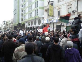 صور من مظاهرات بنغازي التي تطالب بتصحيح مسار الثورة ^^ N00121668-r-b-011