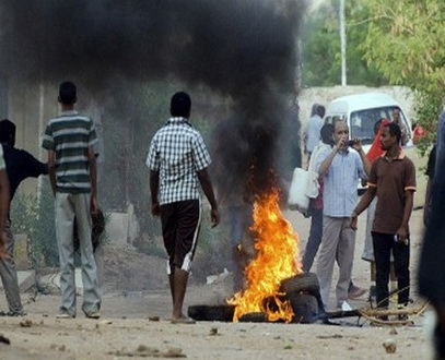 متظاهرون يضرمون النار فى السفارة الألمانية بالخرطوم 1_2012914_28043