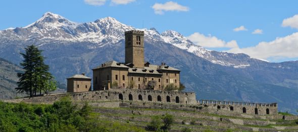 un château -Ajonc 4 septembre trouvé par Cathy RTEmagicC_Castello_Sarre_per_copertina_01.jpg