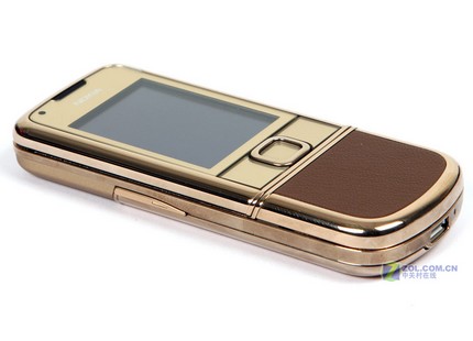 هاتف نوكيا 8800 المطلي بلذهب Nokia-8800-gold-arte-unboxed-4