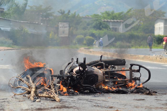 voyant abs allumé Moto-calcin%C3%A9e-%C3%A0-lavenue-Buconyori-Ngagara