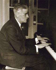 James Joyce - Página 3 Joyce_piano