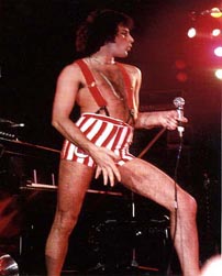 Que digo yo que como el Azkena este año será en pleno verano... Freddy_mercury