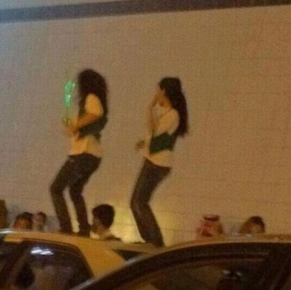 سعوديات يرقصن فوق السيارات احتفالا بالعيد الوطني. 43742_3_1348587361