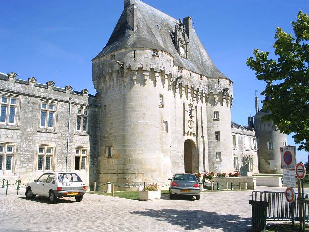 Par ordre alphabétique, des villes et des villages . - Page 10 Le%20chateau%20de%20Jonzac