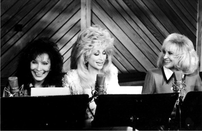 Country-Girls et autres Folkeuses - Page 11 Loretta-Lynnn-Dolly-Parton-y-tammy-Wynette.-Imagen-Columbia-Records.